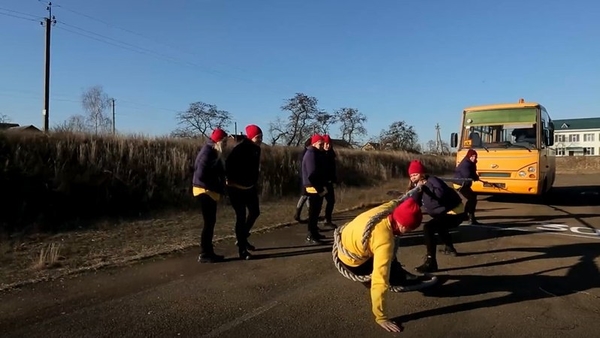 Как участницы "Від пацанки до панянки" тащили автобус