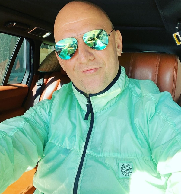 "Актер из кино для взрослых?": Потапа затроллили в Сети за обнаженный снимок