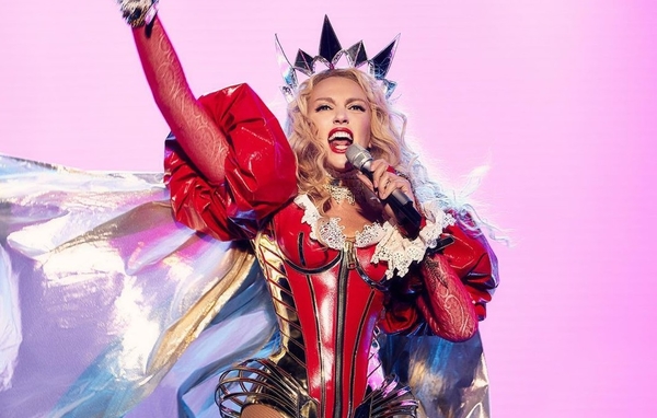 "Оля, это вы?": Суперблондинка Полякова озадачила Сеть снимком темноволосого ребенка