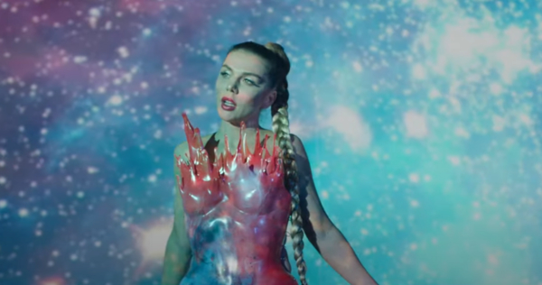 Анна Седокова засветила обнаженные ягодицы в новом клипе "Грааль" - видео