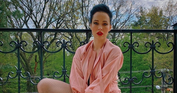 "Огонь!": Даша Астафьева соблазнила фанов пикантными позами на бильярдном столе