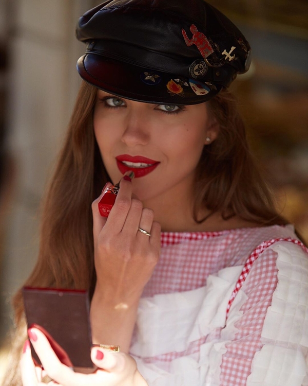 "Такой меня узнаете?": Жена Комарова показала фото, на которых ей 17