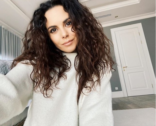 Настя Каменских рассказала, как поддерживает красоту в домашних условиях