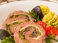 Что приготовить из брокколи: рулет с мясом и грибами