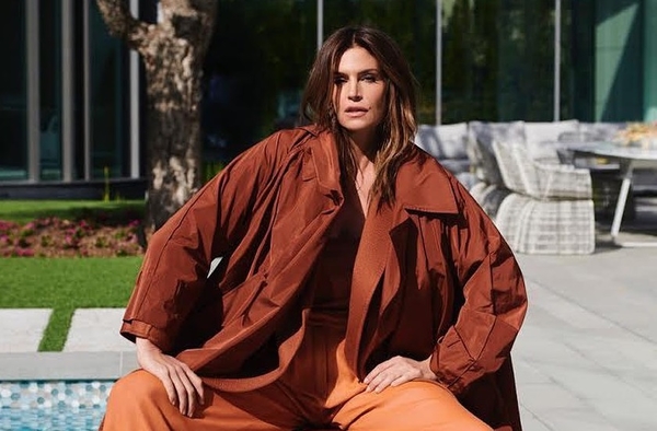 Утренняя маска: 54-летняя Кроуфорд без одежды показала, как "наводит красоту"