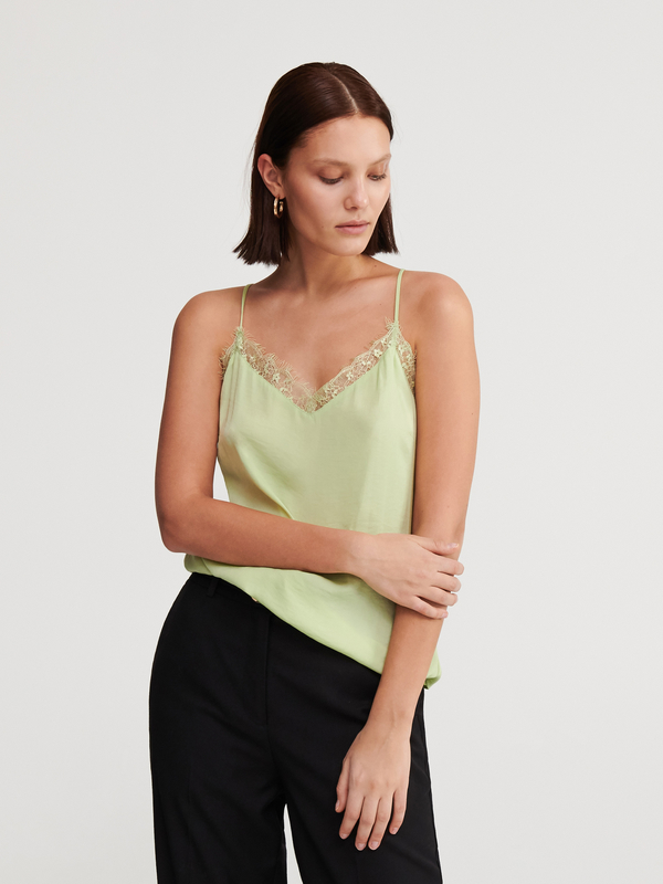 Casual-оружие: ТОП-8 модных фасонов топов на лето 2020