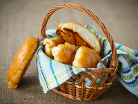 Печеные пирожки с молодой капустой