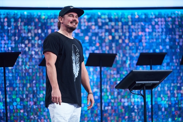 Мотоциклы, верховая езда и игры с сыном: чем занимается Олег Михайлюта на карантине