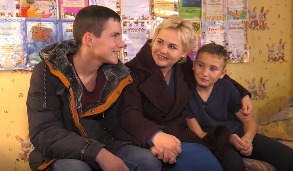 Участница "Від пацанки до панянки" впервые за девять лет увиделась с братьями