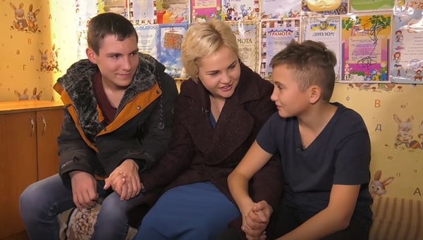 Участница "Від пацанки до панянки" впервые за девять лет увиделась с братьями