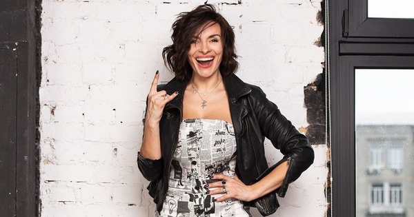 "Вау, какая растяжка": 38-летняя Надежда Мейхер села на шпагат - видео