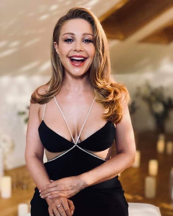 "Вот это перемена!": Кароль поразила домашним образом без макияжа