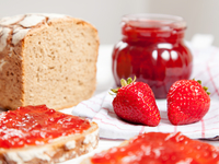 Первые заготовки: рецепт густого клубничного конфитюра