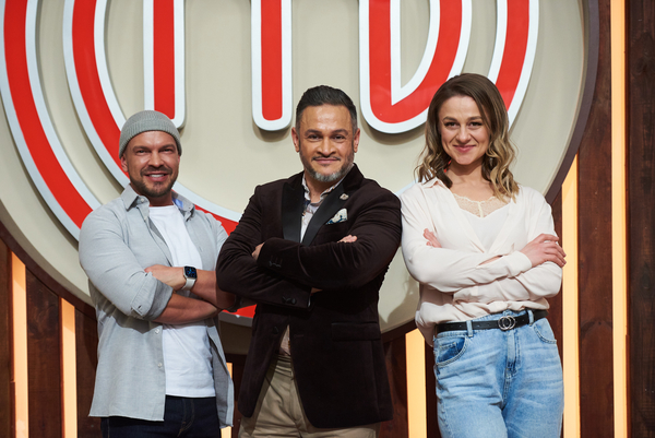 "МастерШеф. Профессионалы-2": участники строят рестораны и кормят друзей судей