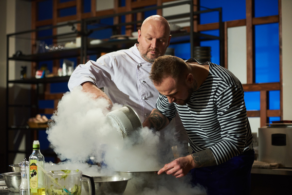 "МастерШеф. Профессионалы-2": участники строят рестораны и кормят друзей судей