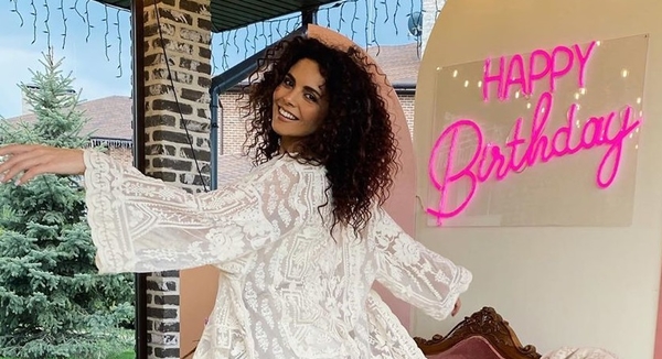 "Стиль собачки?": Каменских подразнила поклонников пикантным кадром