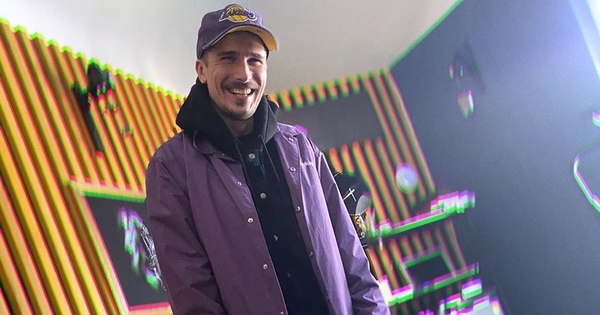 Жена Позитива показала его архивные фото с сестрой-двойняшкой