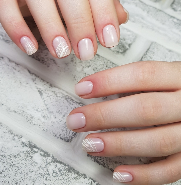 Оголенный нерв: ТОП-10 идей стильного нюдового маникюра на лето 2020