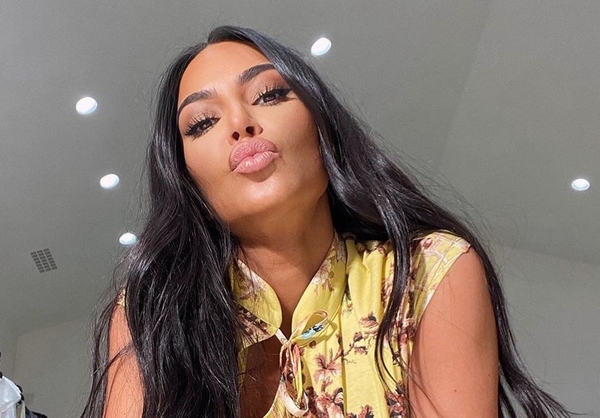 Теперь блондинка?: Ким Кардашьян засветилась в наряде с глубоким декольте