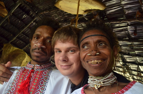 Дмитрий Комаров рассказал, сколько украинских вышиванок подарил жителям экзотических стран