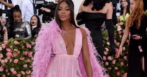 Наоми Кэмпбелл запостила "голое" фото в честь своего 50-летия