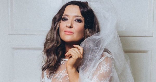 Пикантно: Наталья Могилевская засветила грудь в платье с глубоким вырезом