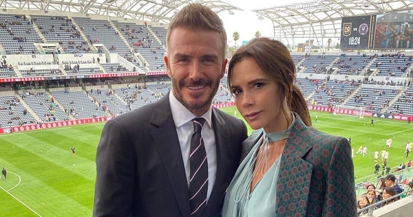 Похожа на Росса из "Друзей": Дэвид Бекхэм подшутил над редкой улыбкой жены