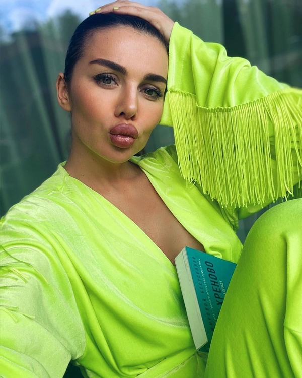 Последствия карантина: Седокова в сексуальном боди вызвала споры в Сети