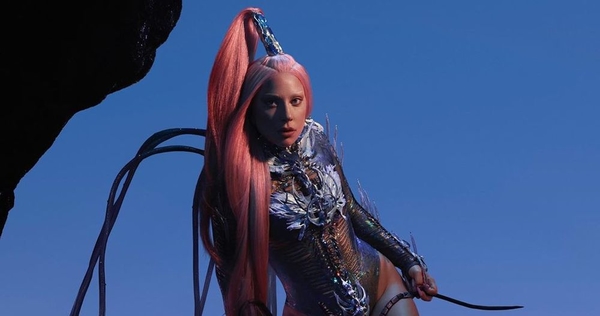 Эпатажная Леди Гага выпустила новый альбом "Chromatica"