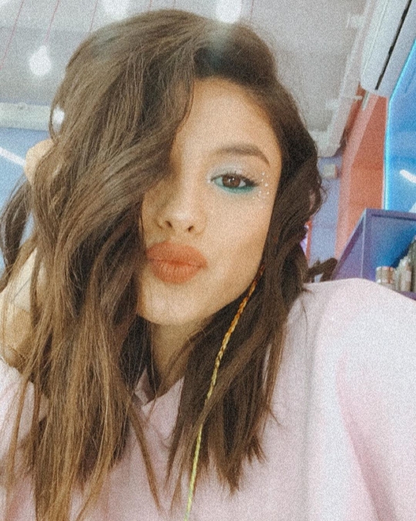 "Как же тебе идет!": Яркая Мишель Андраде поразила сменой имиджа