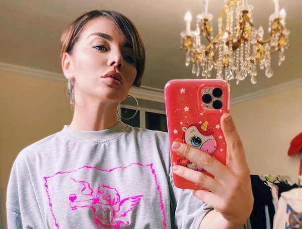 "Дочка - невероятная красавица": Седокова очаровала Сеть новым семейным фото