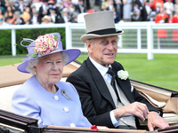 Королевская семья опубликовала новое фото Елизаветы II и ее мужа