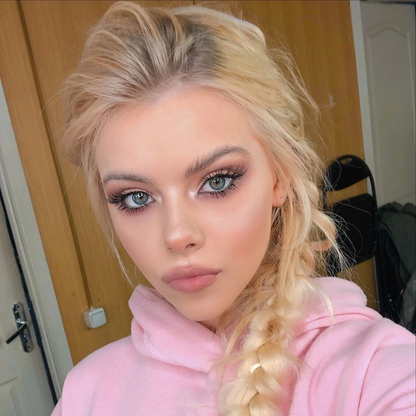 "Вот это жара!": 20-летняя звезда сериала "Школа" засветилась в бикини