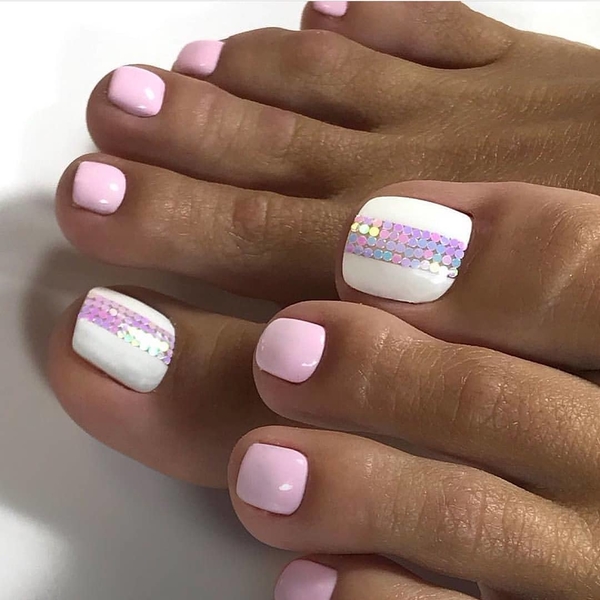 Шаловливые пальчики: ТОП-10 идей стильного педикюра на лето 2020