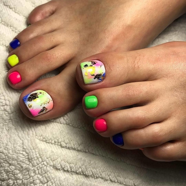 Шаловливые пальчики: ТОП-10 идей стильного педикюра на лето 2020