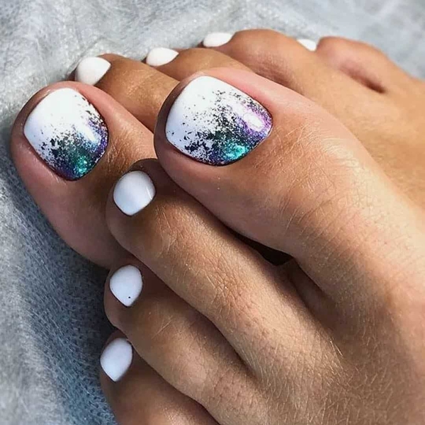 Шаловливые пальчики: ТОП-10 идей стильного педикюра на лето 2020