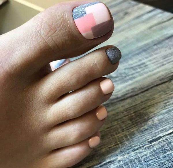 Шаловливые пальчики: ТОП-10 идей стильного педикюра на лето 2020