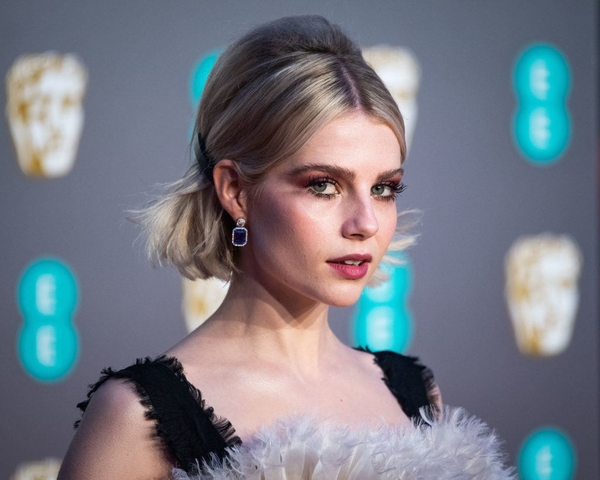 Золотая середина: Укладки на каре как у восходящей звезды Голливуда