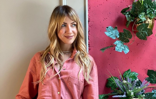 "Опять падаешь?": Никитюк в неожиданном образе засветила длинные ноги