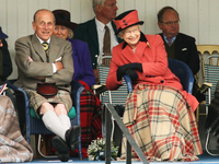 Букингемский дворец опубликовал архивные фото Елизаветы II и ее мужа