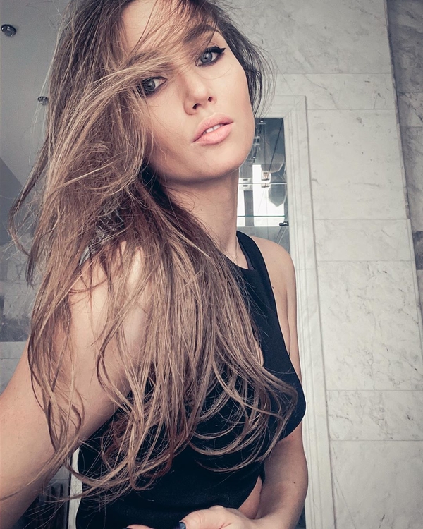 "Маски - не помеха": Ризатдинова прошлась по музею в пикантном наряде