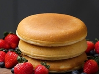 Панкейки из батата с творожно-клубничным муссом