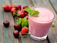 Рецепт смузи из клубники и черешен от Юлии Панковой