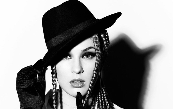 В ошейнике и маске: Певица MARUV снялась в провокационном наряде