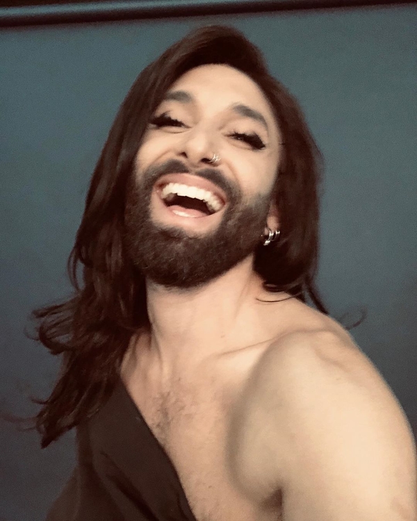 Неожиданно и ярко: Кончита Вурст снова сменила имидж