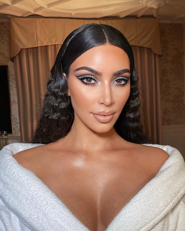 Нежное искушение: Пышногрудая Ким Кардашьян подразнила фигурой в мини