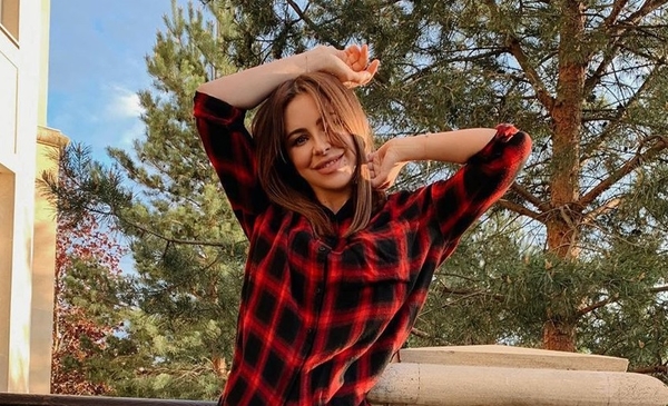 "Бесконечные ноги": Фото Ани Лорак в мини наделало шума в Сети