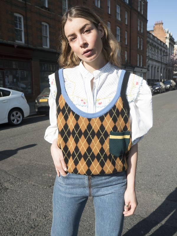 Вязанная история: ТОП-8 образов с новым героем уличных хроник - жилетом