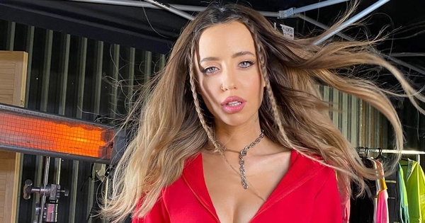 Горячее фото: Надя Дорофеева засветила грудь в ярком купальнике