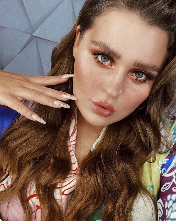 "Вау, неожиданно": Вокалистка KAZKA с розовыми волосами засветила пышную грудь